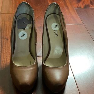 Guess platform pumps